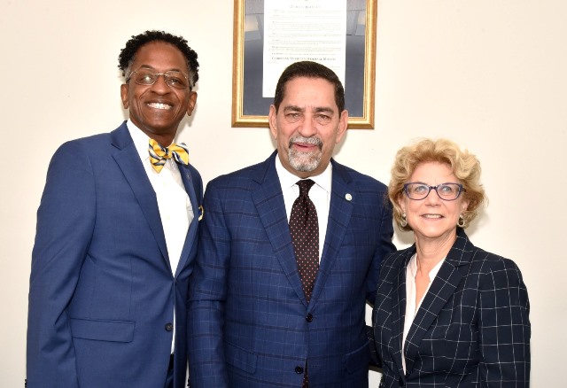 Senadores y Asambleísta visitan el Consulado Dominicano