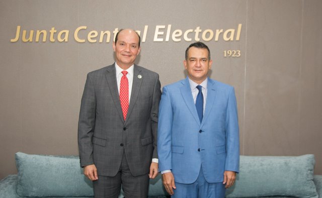 Ramfis Domínguez Trujillo se reúne con presidente de JCE