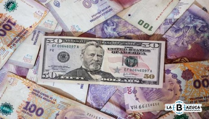 El precio del dólar en Argentina vuelve a batir un récord en plaza informal