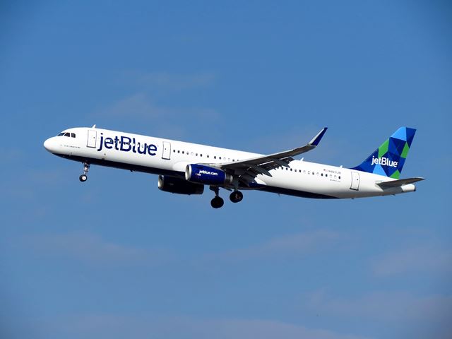 Pacheco solicitará el cese de operaciones de JetBlue por presuntos malos tratos