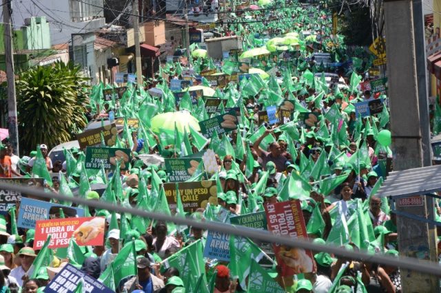 Miles de mujeres de la Fuerza del Pueblo marchan contra el alto costo ...
