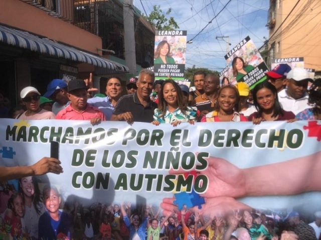 Leandra Acosta y cientos de personas marchan por el derecho de los ...